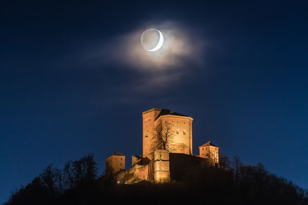 Monduntergang hinter der Burg Trifels