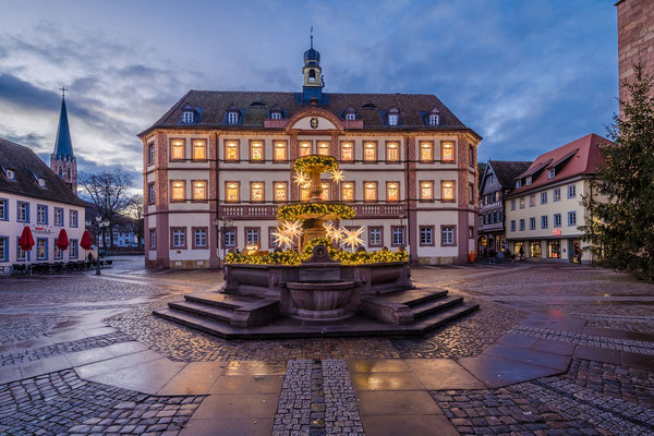 Rathaus von Neustadt als "Adventskalender"