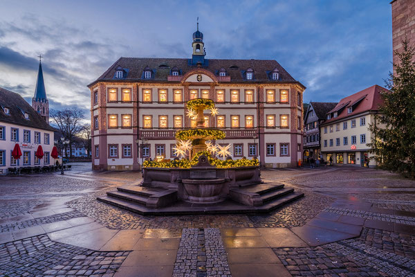 Rathaus von Neustadt als "Adventskalender"
