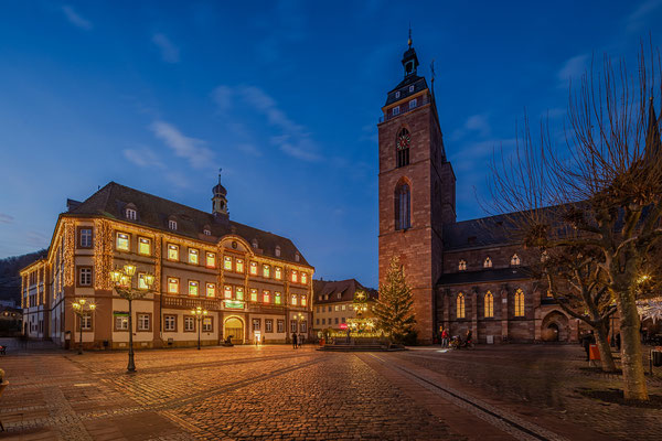 Beleuchteter Adventskalender am Neustadter Rathaus
