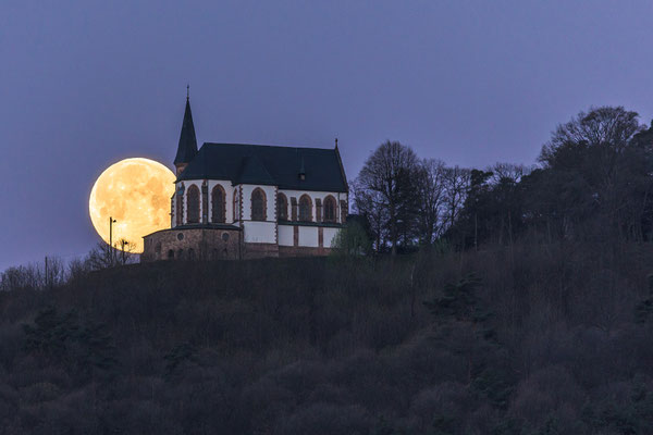 Vollmonduntergang hinter der Annakapelle