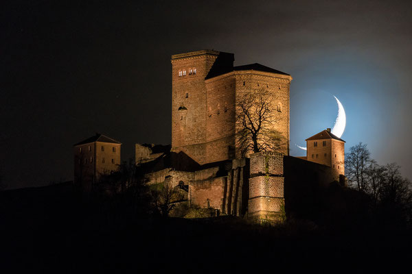 Monduntergang hinter der Burg Trifels