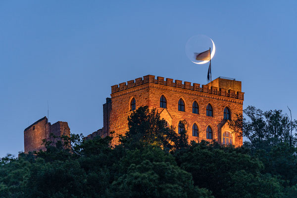 Monduntergang hinter dem Hambacher Schloss