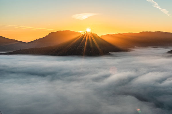 Sonnenaufgang hinter dem Trifels