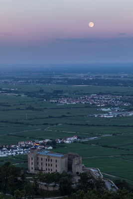 Vollmondaufgang hinter dem Hambacher Schloss