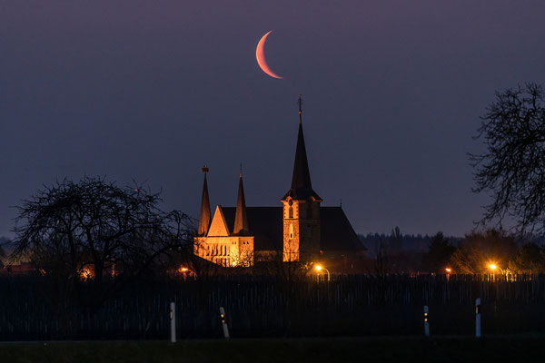 Mondaufgang hinter der Geinsheimer Kirche