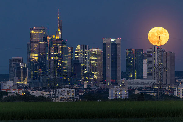 Mondaufgang hinter der Frankfurter Skyline