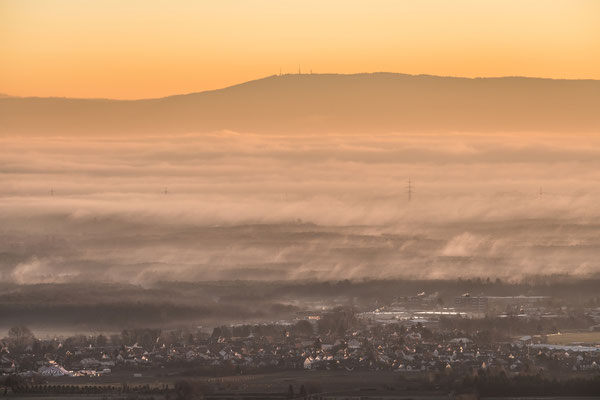 Ausblick in die vernebelte Rheinebene zum Königstuhl