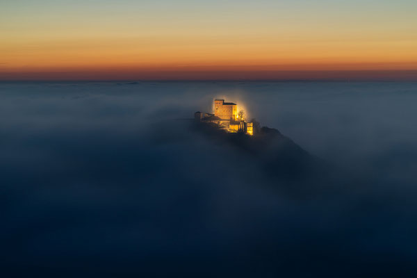 Neblige Abendstimmung auf dem Hohenberg