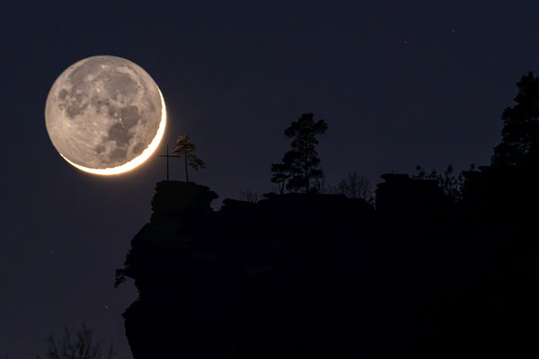 Monduntergang hinter dem Rötzenfels