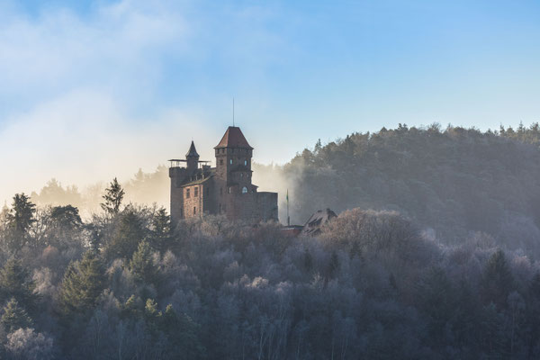 Burg Berwartstein im Morgendunst