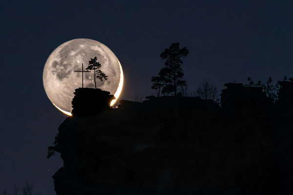 Monduntergang hinter dem Rötzenfels