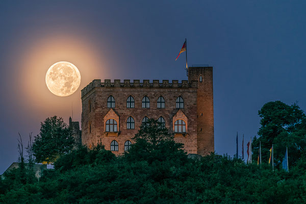 Vollmonduntergang hinter dem Hambacher Schloss