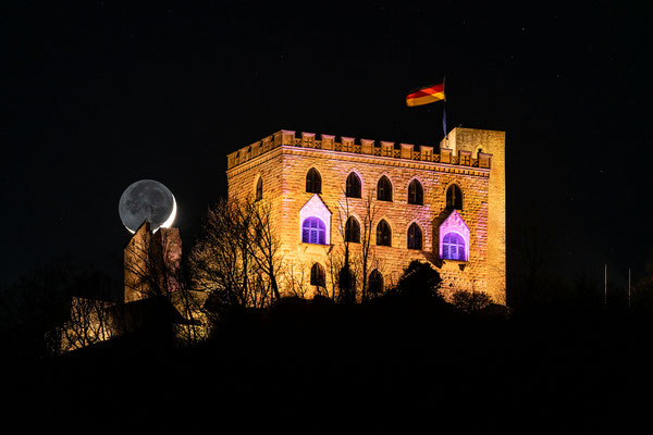 Sichelmond am Hambacher Schloss