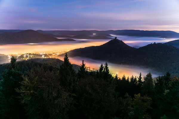 Annweiler und Trifels im Nebel