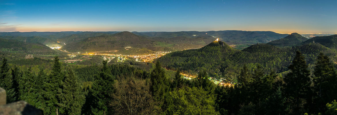 Aussicht auf Trifels und Annweiler bei Vollmond