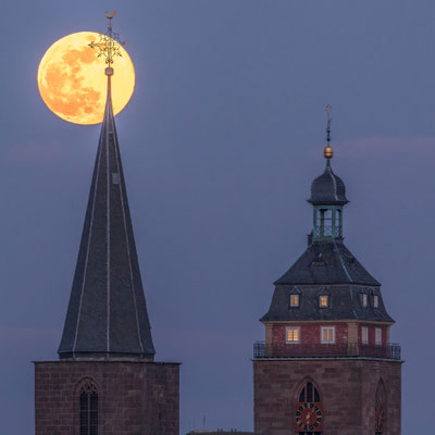 Aufgang des Vollmondes hinter der Stiftskirche