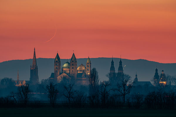 Untergang des Sichelmondes hinter dem Speyerer Dom