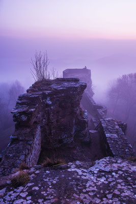 Ruine Wegelnburg in nächtlichem Nebel