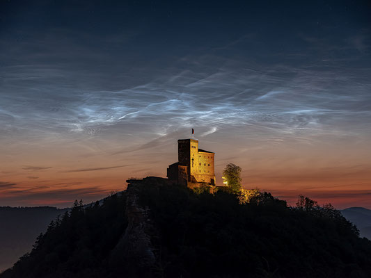Endlich! Nach jahrelangen Versuchen: leuchtende Nachtwolken hinter der Burg Trifels!