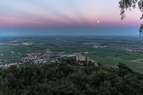 Vollmondaufgang hinter dem Hambacher Schloss, mit selten zu sehenden Dämmerungsstrahlen am Himmel