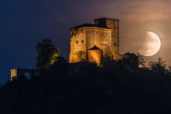 Partielle Mondfinsternis am Trifels, 60 x 40 cm, Alu-Dibond, Rückseitige Hängung mit Auminiumschiene, 110 €