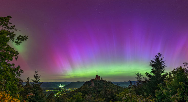 Fast ein Jahrhundertereignis: extrem starke Polarlichter über der Burg Trifels