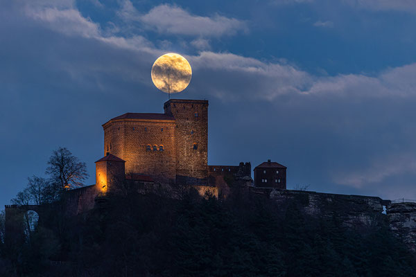 Vollmond hinter der Burg Trifels