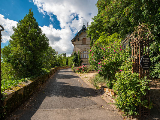 Am Eingang zum Haardter Schloss