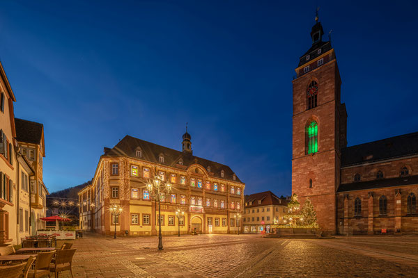 Beleuchteter Weihnachtskalender am Neustadter Rathaus