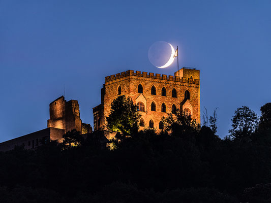 Monduntergang hinter dem Hambacher Schloss