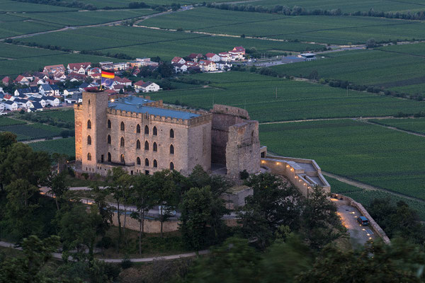 Hambacher Schloss in der Abenddämmerung