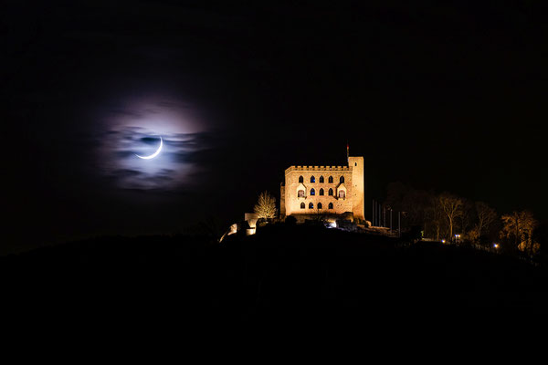 Sichelmond hinter dem Hambacher Schloss