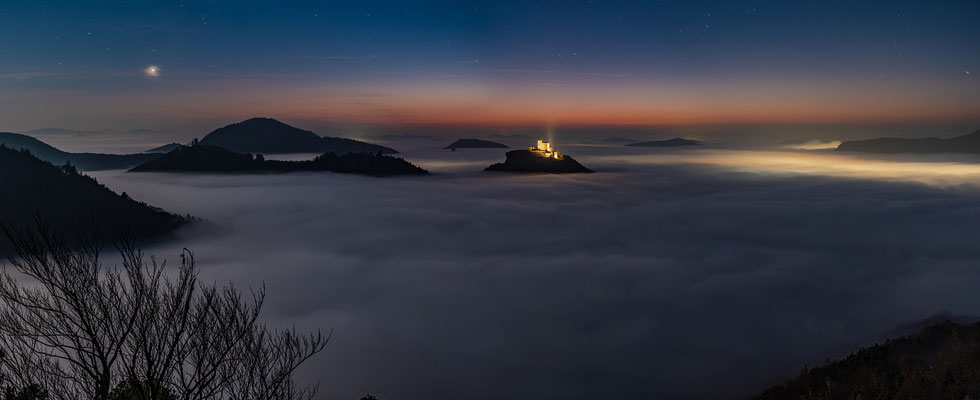 Abendnebel am Hohenberg mit Blick zum Trifels