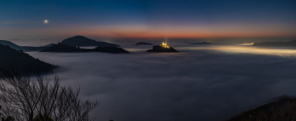 Abendnebel am Hohenberg mit Blick zum Trifels