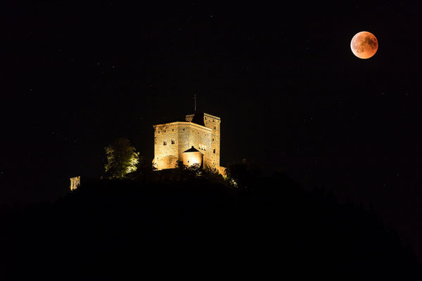 Blutmond hinter dem Trifels