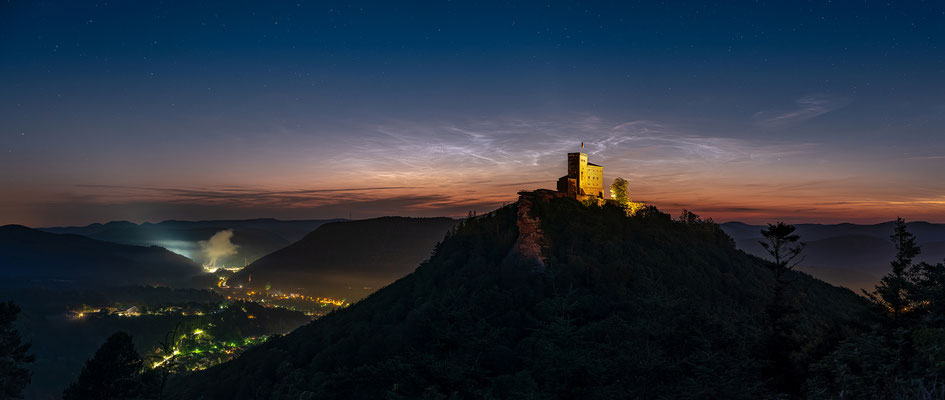 Endlich! Nach jahrelangen Versuchen: leuchtende Nachtwolken hinter der Burg Trifels!