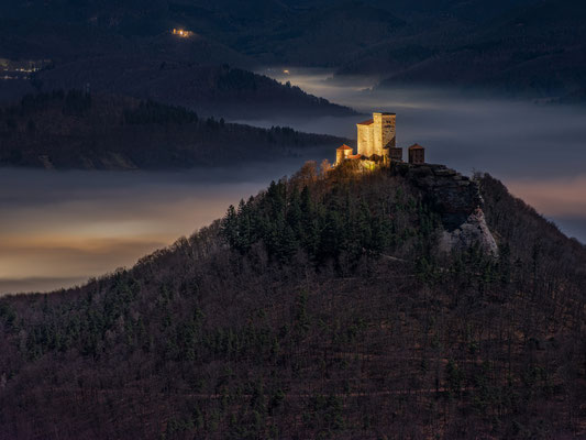 Mondlicht und Nebel auf dem Rehbergturm