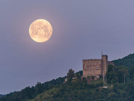 Vollmonduntergang hinter dem Hambacher Schloss