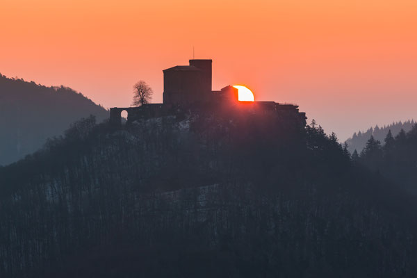 Sonnenaufgang direkt hinter der Burg Trifels