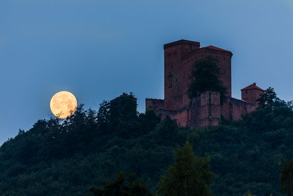 Vollmonduntergang hinter dem Trifels