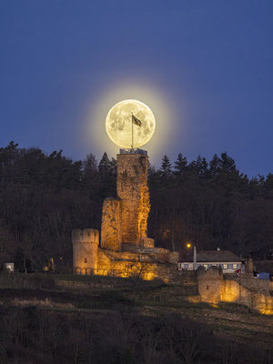Vollmonduntergang hinter der Wachtenburg
