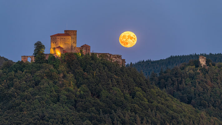 Vollmondaufgang hinter der Burg Trifels