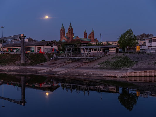 Vollmonduntergang hinter dem Speyerer Dom