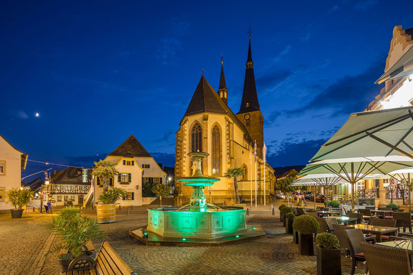 Blick über Marktplatz und Kirche von Deidesheim
