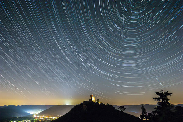 Startrails (Sternspuren) und Sternschnuppen am Trifels