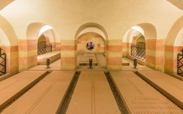 Die Kaisergräber in der Krpyta der Speyerer Doms