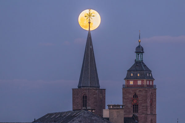 Aufgang des Vollmondes hinter der Stiftskirche