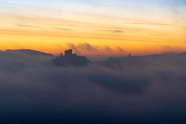 Kalter Nebelmorgen am Sommerfels