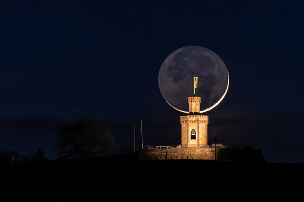 Sichelmond hinter dem Flaggenturm